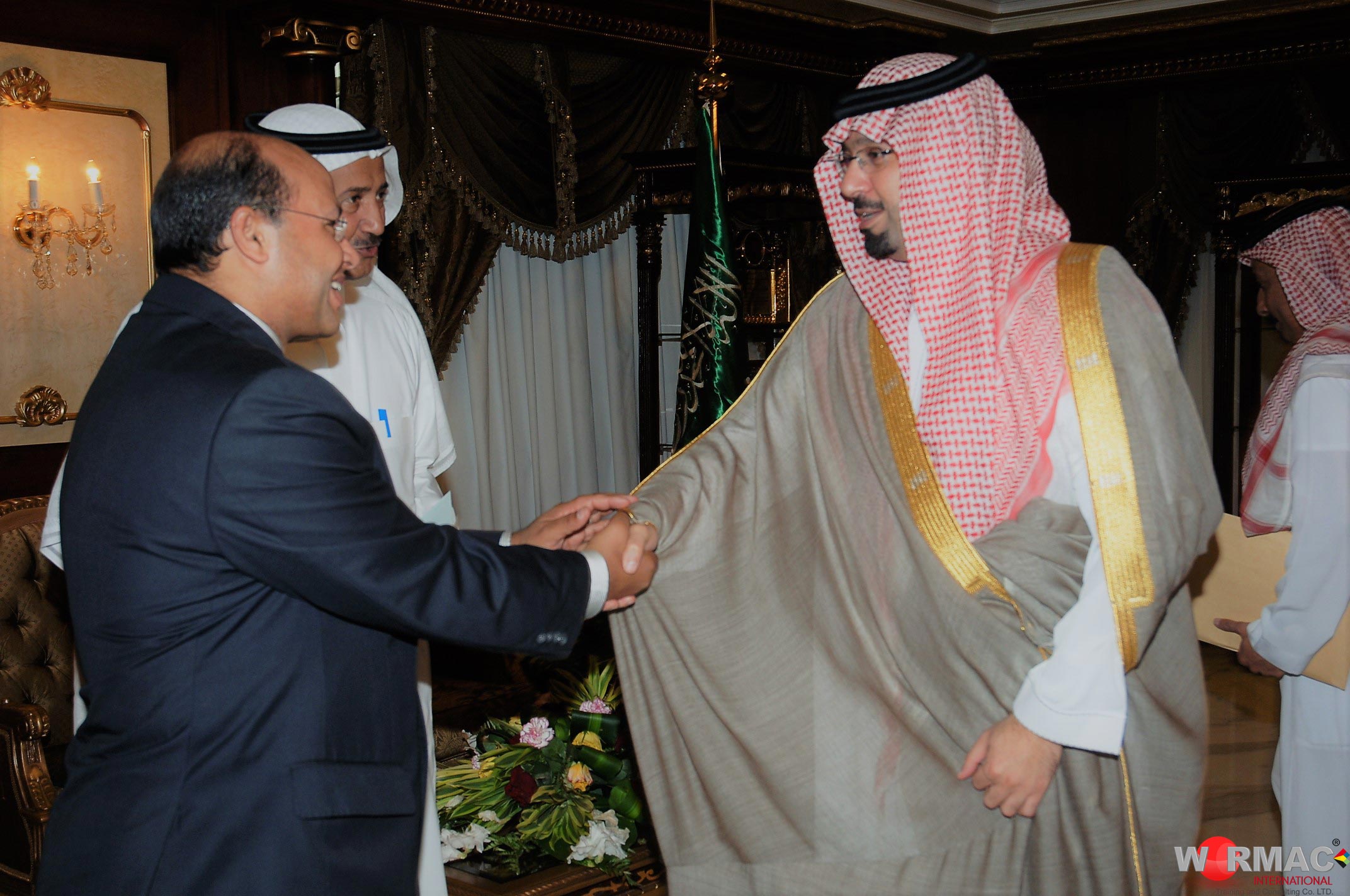 الدكتور أحمد محمود المصري مع الأمير مشعل بن عبدالله بن عبدالعزيز